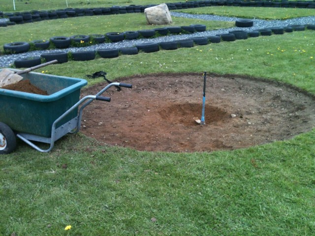 Eine Kuhle muß ausgehoben werden - ansonsten ist ein InGround Trampolin leicht zu installieren - www.trampolin-profi.de
