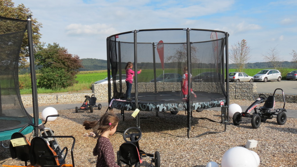 www.trampolin-profi.de hat auch große Trampoline zum Ausprobieren aufgebaut