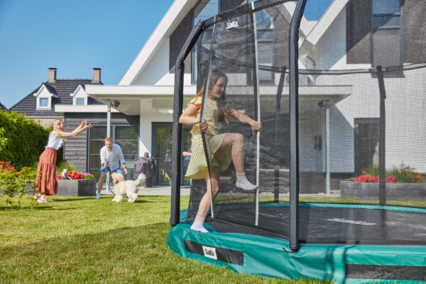 Trampolin richtig reinigen - wählen Sie einen sonnigen Tag für die Putzaktion - trampolin-profi.de RATGEBER