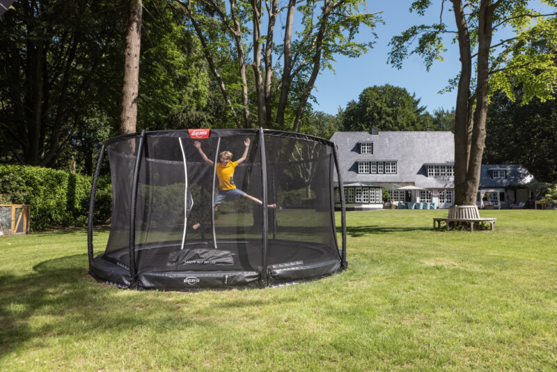 Inground Trampolin mit Netz ist eine sichere Wahl und wackelt kaum beim Springspaß - trampolin-profi.de