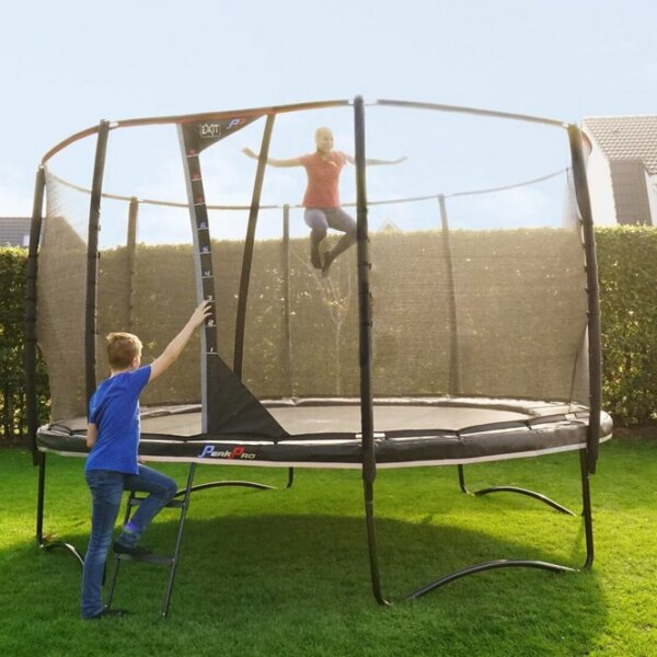 XXL Spaß im Garten - zum Beispiel auf dem EXIT Peak Pro Trampolin - kaufen auf trampolin-profi.de
