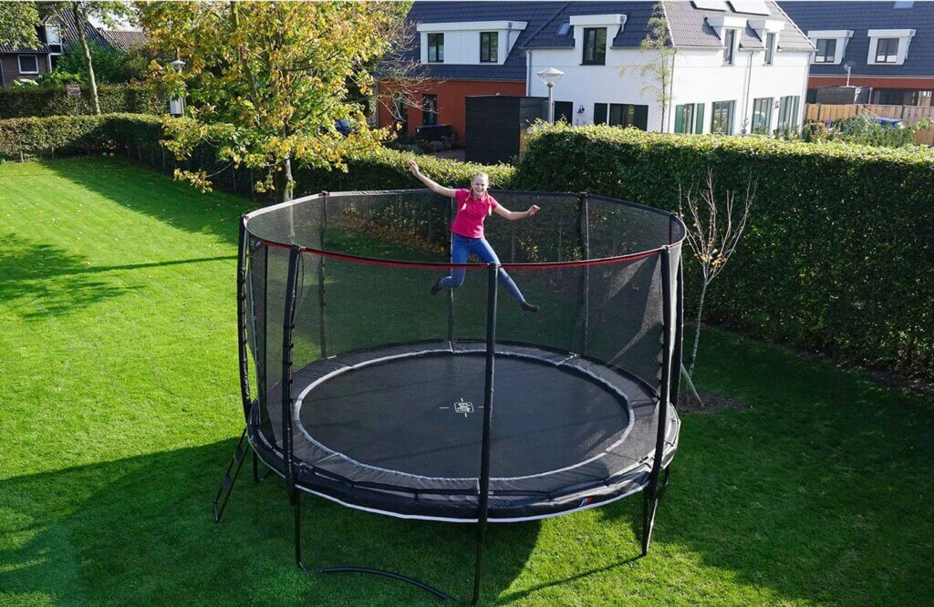 Trampolin aufstellen - bitte 2 m Abstand halten - Ratgeber trampolin-profi.de