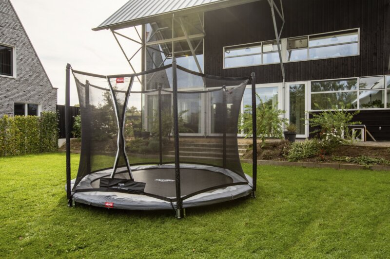 Kleiner Garten - wie wäre es mit dem BERG Trampolin Favorit Ø 270 cm Inground grau + Netz Comfort - Ratgeber trampolin-profi.de