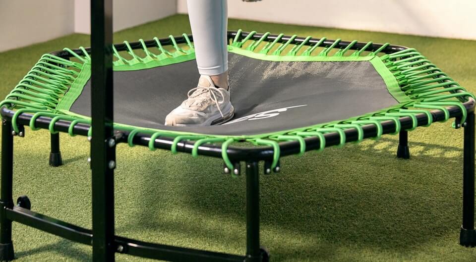Gummikabel statt Stahlfedern - Trampolin Workout auf dem Minitrampolin von SALTA - trampolin-profi.de