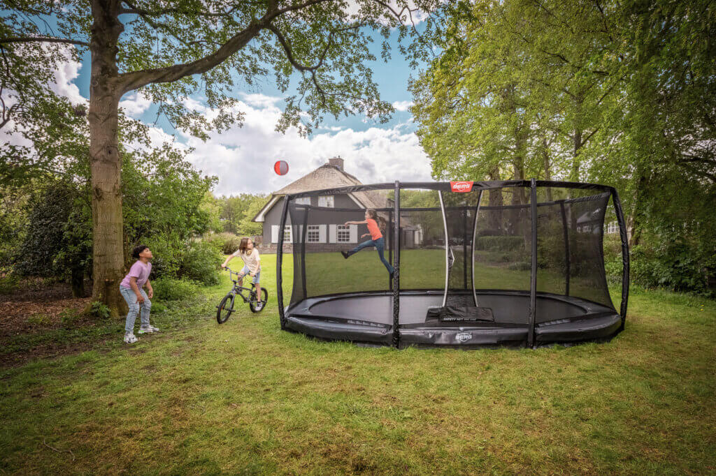 Trampolinübungen für Kinder - hier Inground Trampolin mit Netz - trampolin-profi.de
