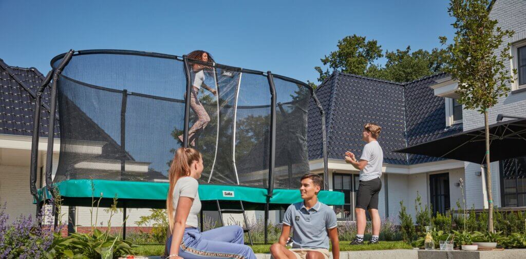 Trampolinübungen für Kinder - immer an das Sicherheitsnetz denken - trampolin-profi.de