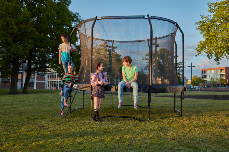 Geschenke für Kinder - Trampolin bringt Kontakt zu anderen Kinder - Ratgeber trampolin-profi.de