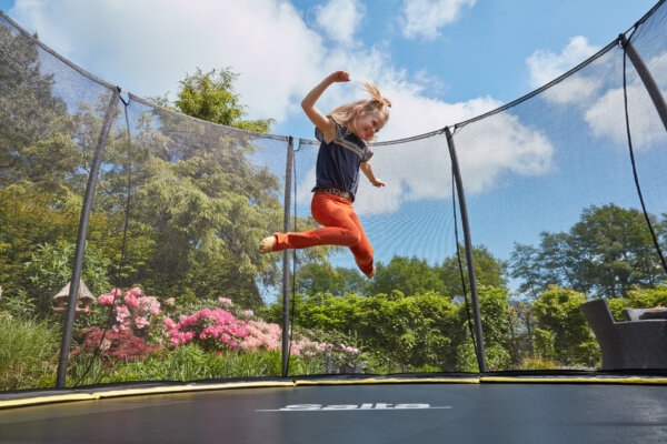 Trampolin springen schon in jungen Jahren macht fit und hält schlang - trampolin-profi.de
