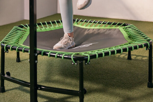 Trampolin springen für bessere Beckenbodenmuskulatur - Minitrampolin mit Seilaufhängung - Ratgeber trampolin-profi.de