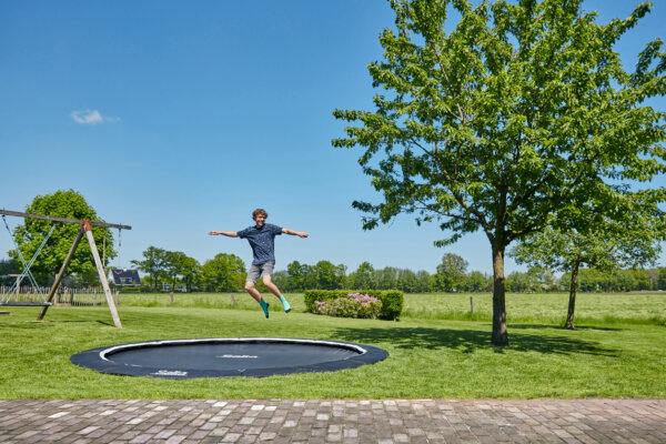 Bodentrampoline sind die perfekte Grundlage auch für Erwachsenensport im Garten - RATGEBER trampolin-profi.de