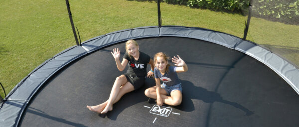 Trampolin Schutz bei extremem Wetter - ist das Trampolin zu heiß zum barfuß springen - vorher testen - RATGEBER trampolin-profi.de