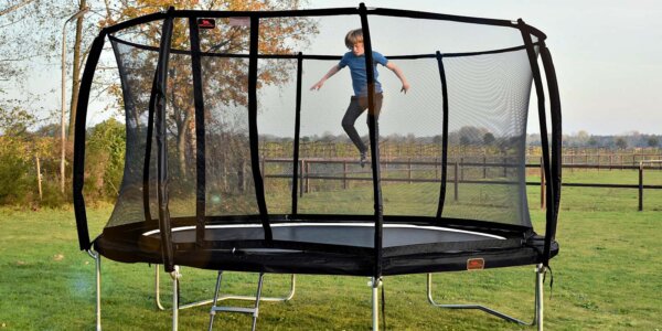 Trampolin Standort - 2 Meter rundum frei lassen ist ideal - RATGEBER trampolin-profi.de