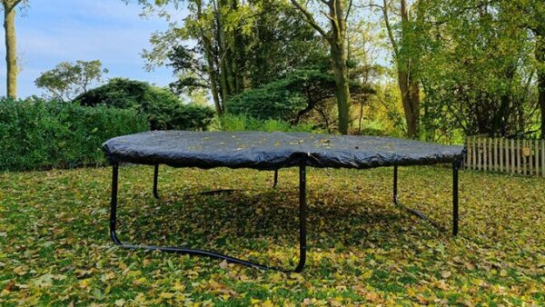 Trampolin im Herbst - jetzt eine Abdeckplane drüber - trampolin-profi.de RATGEBER