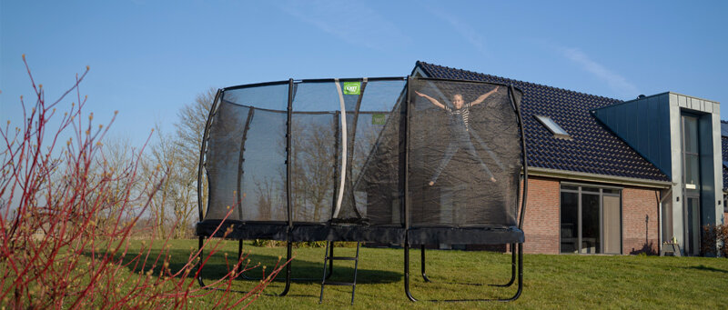 Trampolin Verankerungen sichern das Trampolin auch wenn der Gartenboden ein wenig Hanglage hat - trampolin-profi.de RATGEBER