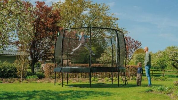 Hohe Sprünge kein Problem auf dem Trampolin dank Trampolin Verankerungsset - trampolin-profi.de