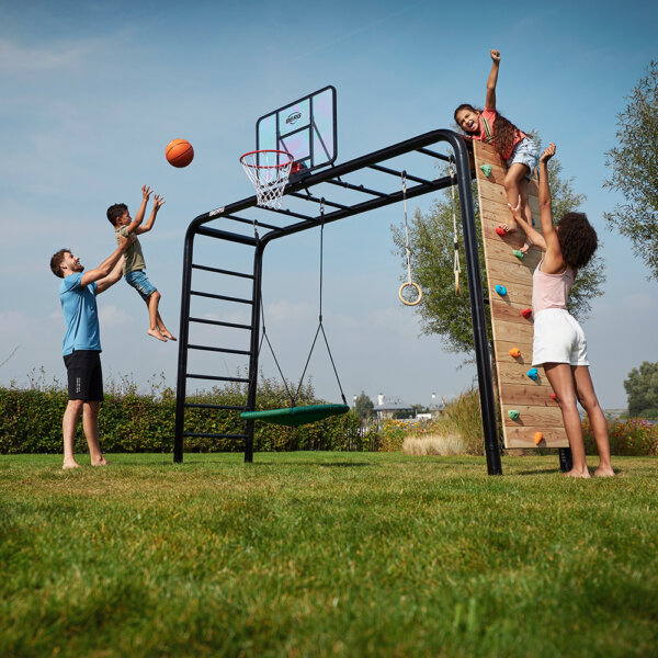 Kinderturnen kann auch im eigenen Garten stattfinden - RATGEBER trampolin-profi.de