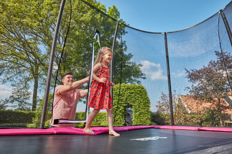 Familiengarten: Trampolin und Klettergerüst sollten nicht fehlen - jetzt das passende Trampolin wählen bei trampolin-profi.de
