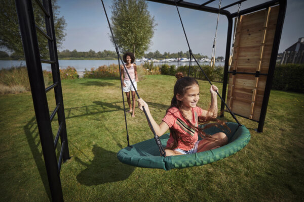 Freizeitbeschäftigung Kinder - ein Klettergerüst bringt Abwechslung - Ratgeber trampolin-profi.de