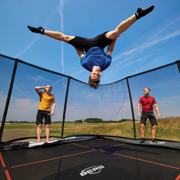 Teenager Trampolin springen - zum Beispiel auf dem BERG Ultim Pro Bouncer - Ratgeber trampolin-profi.de