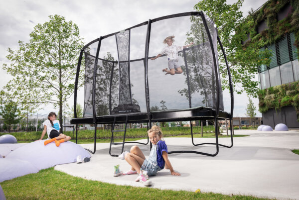 Hohe Trampoline sind immer mit einem Fangnetz abgesichert - zum Wohle Ihrer Kinder - hier Modell Champion Eco - Ratgeber trampolin-profi.de