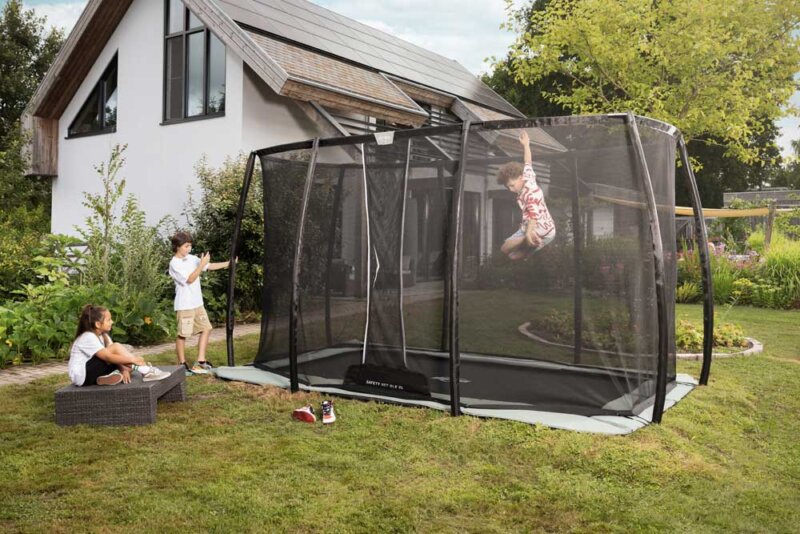 Trampolinspringen: so lernen es schon die Kleinsten - unter 14 Jahren gehört auch an das Bodentrampolin ein Fangnetz - Ratgeber trampolin-profi.de