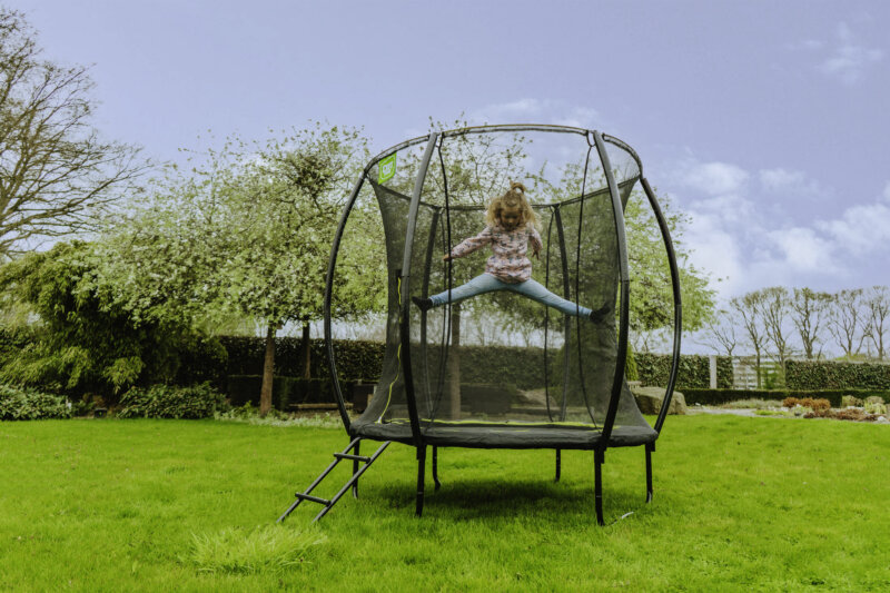 Kleiner Garten und Trampolin? – Kein Problem - ein schönes Modell ist auch das EXIT Trampolin Silhouette + Netz + GRATIS Leiter - Ratgeber trampolin-profi.de