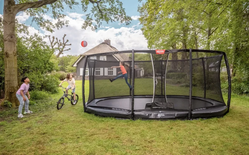 Gerade ein Bodentrampolin sollte man auf jeden Fall beim Vermieter genehmigen lassen - Ratgeber trampolin-profi.de - Ein Trampolin im Mietobjekt aufstellen - was muss man beachten? Gerade ein Bodentrampolin sollte man auf jeden Fall beim Vermieter genehmigen lassen - Ratgeber trampolin-profi.de - Ein Trampolin im Mietobjekt aufstellen - was muss man beachten?
